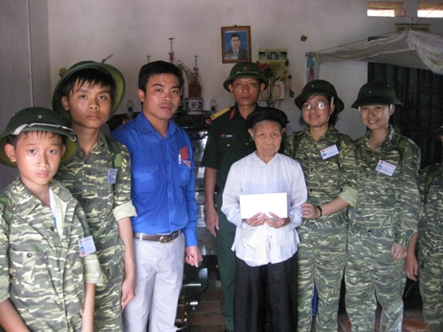 ảnh: Đ/c Lê Quang Toản - Trưởng Ban Tuyên giáo tỉnh Đoàn Hưng Yên cùng lớp học kỳ quân đội tặng quà gia đình chính sách ở huyện Ân Thi